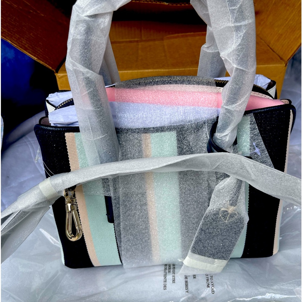 Beautiful Kate spade small purse, new with tags. 3 separate compartments.